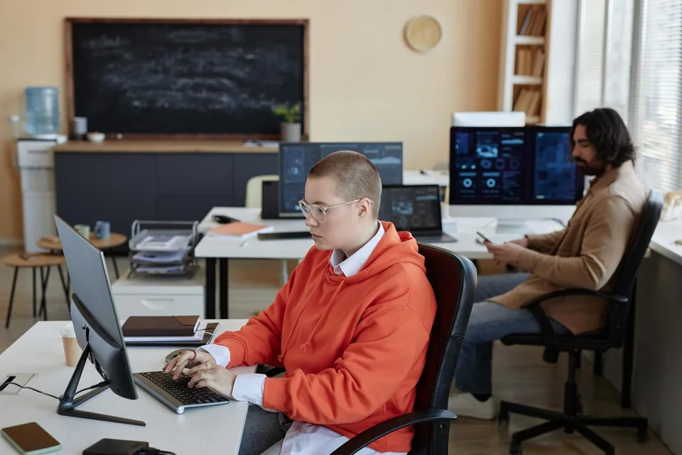 Photographie d’illustration : Professionnels travaillant dans un environnement informatique